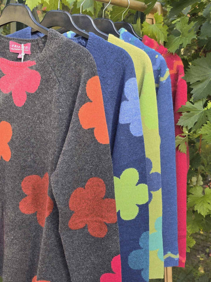 Mørk grå bluse med blomster