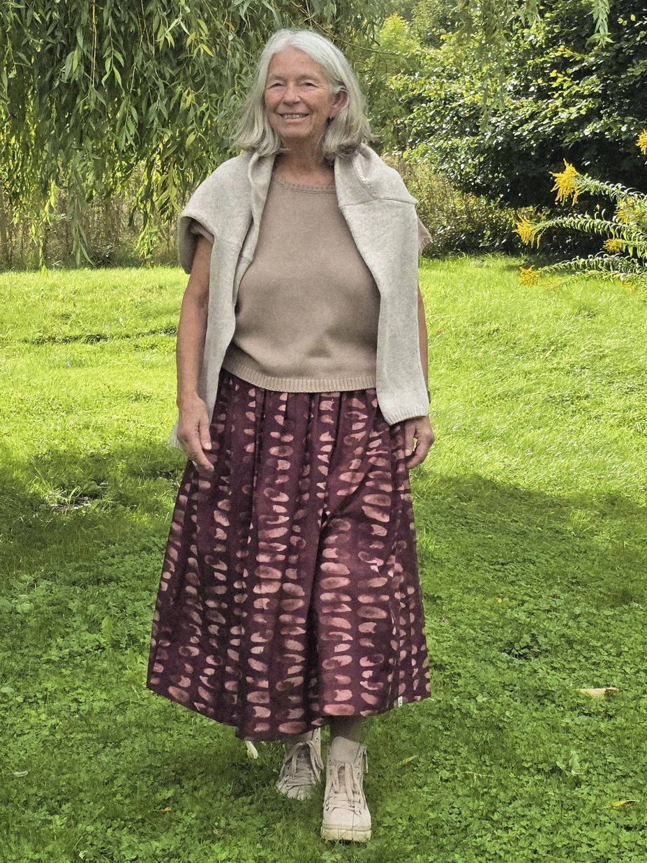 Lang nederdel med blommefarvet print, model "Mette"