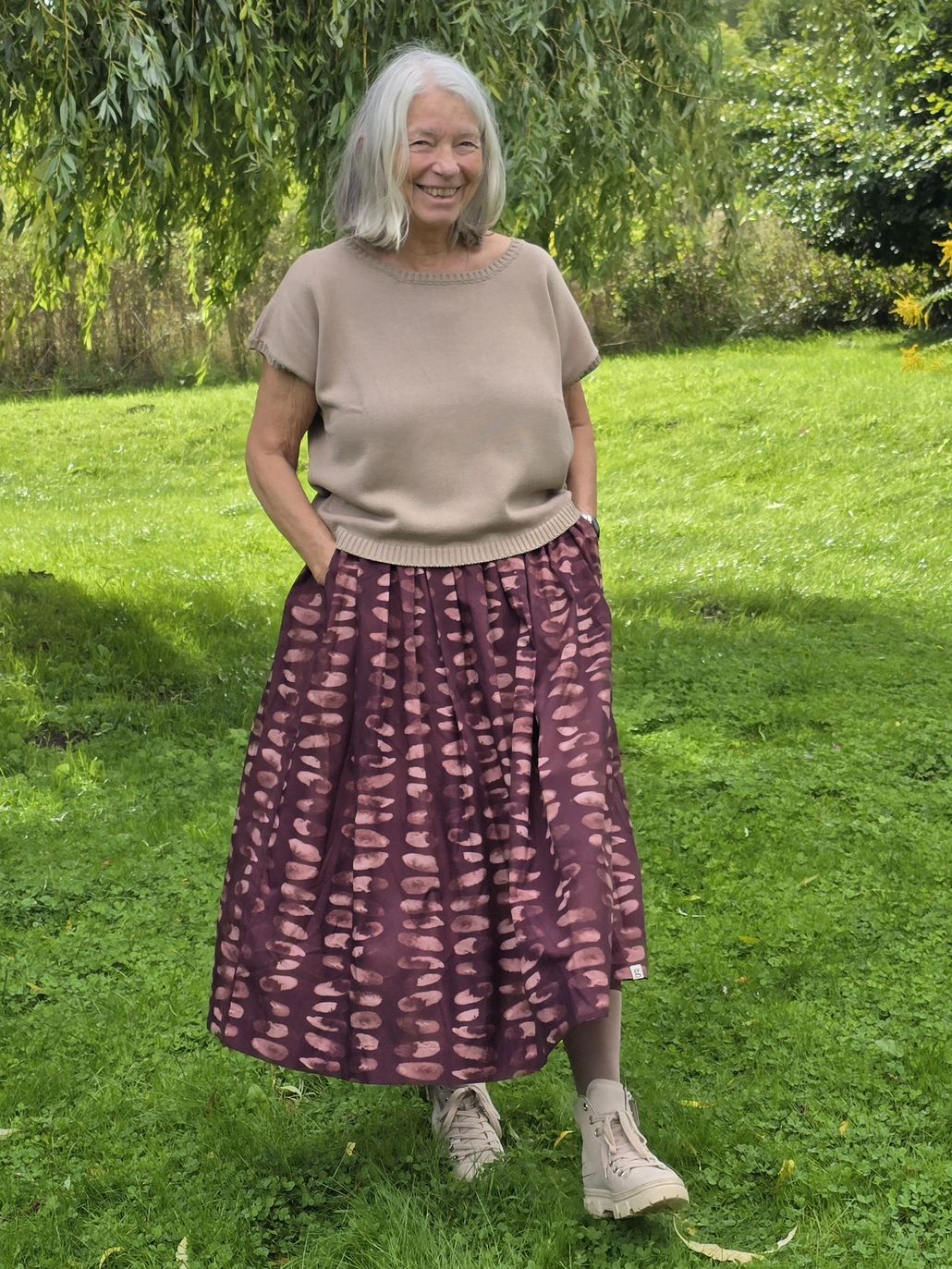 Lang nederdel med blommefarvet print, model "Mette"