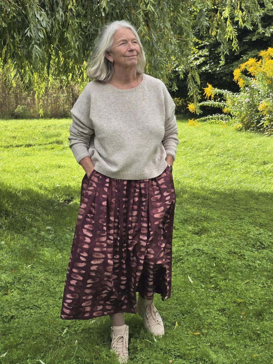 Lang nederdel med blommefarvet print, model "Mette"