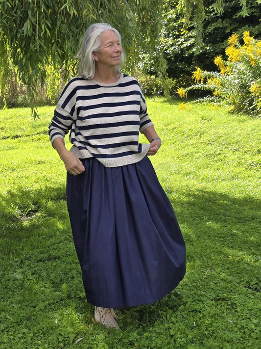 Lang, navy nederdel model "Mette"
