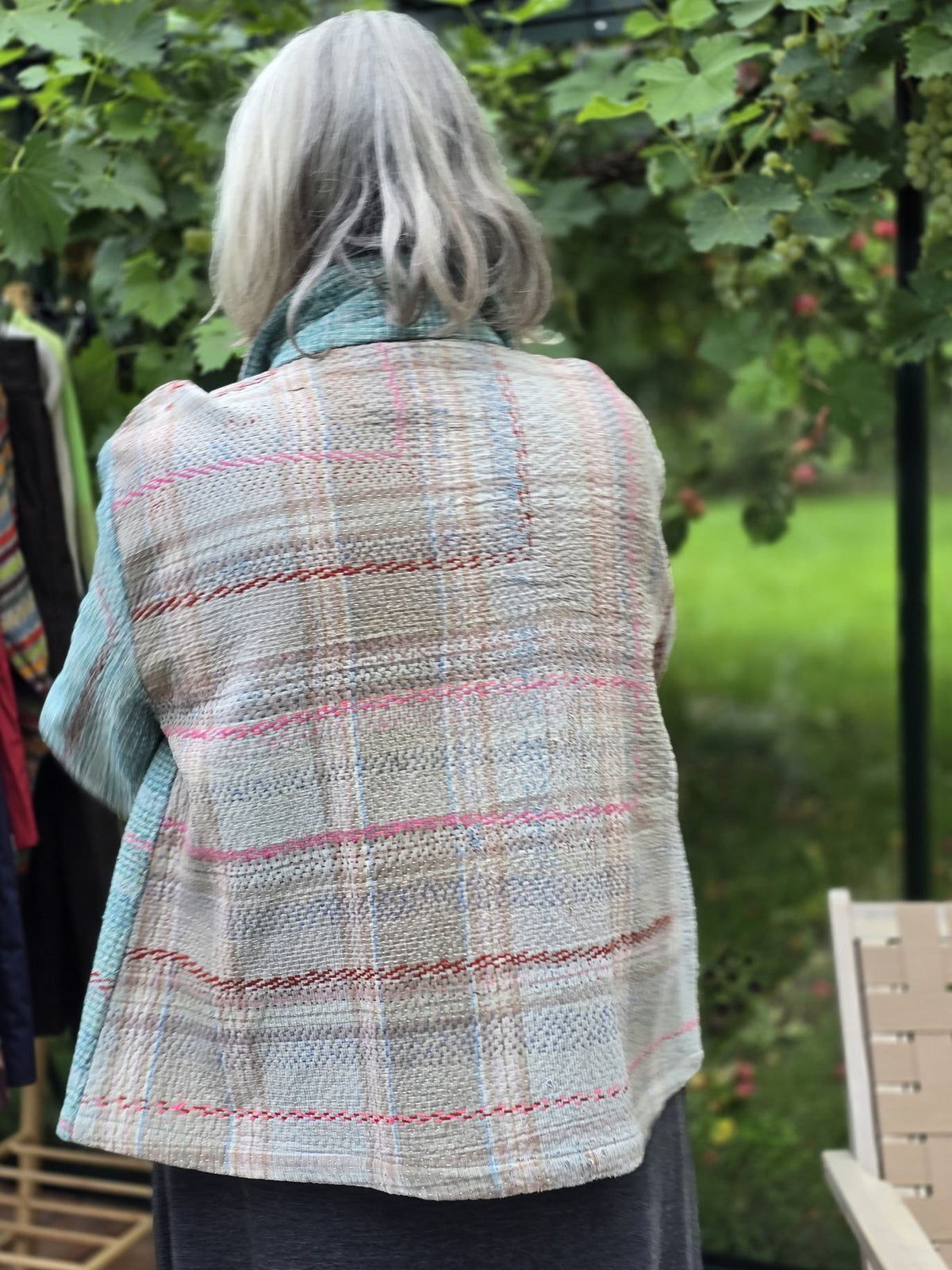 Lys/turkis jakke med røde tern, model Clara