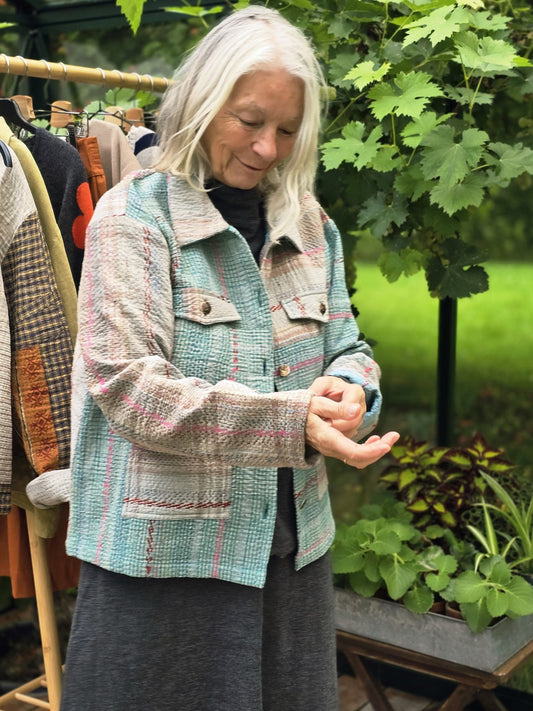 Lys/turkis jakke med røde tern, model Clara
