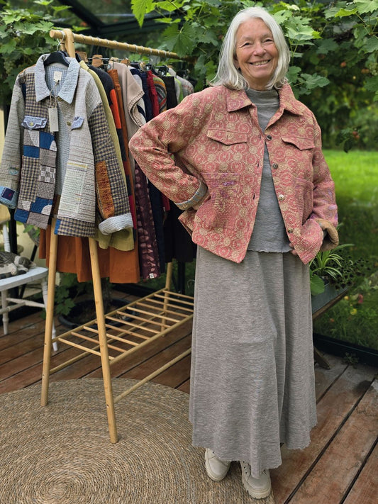 Lakserød jakke, model Clara