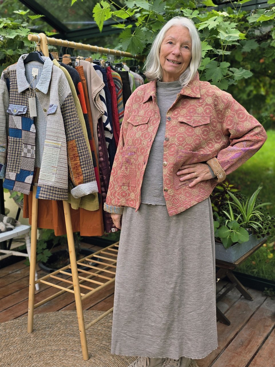 Lakserød jakke, model Clara
