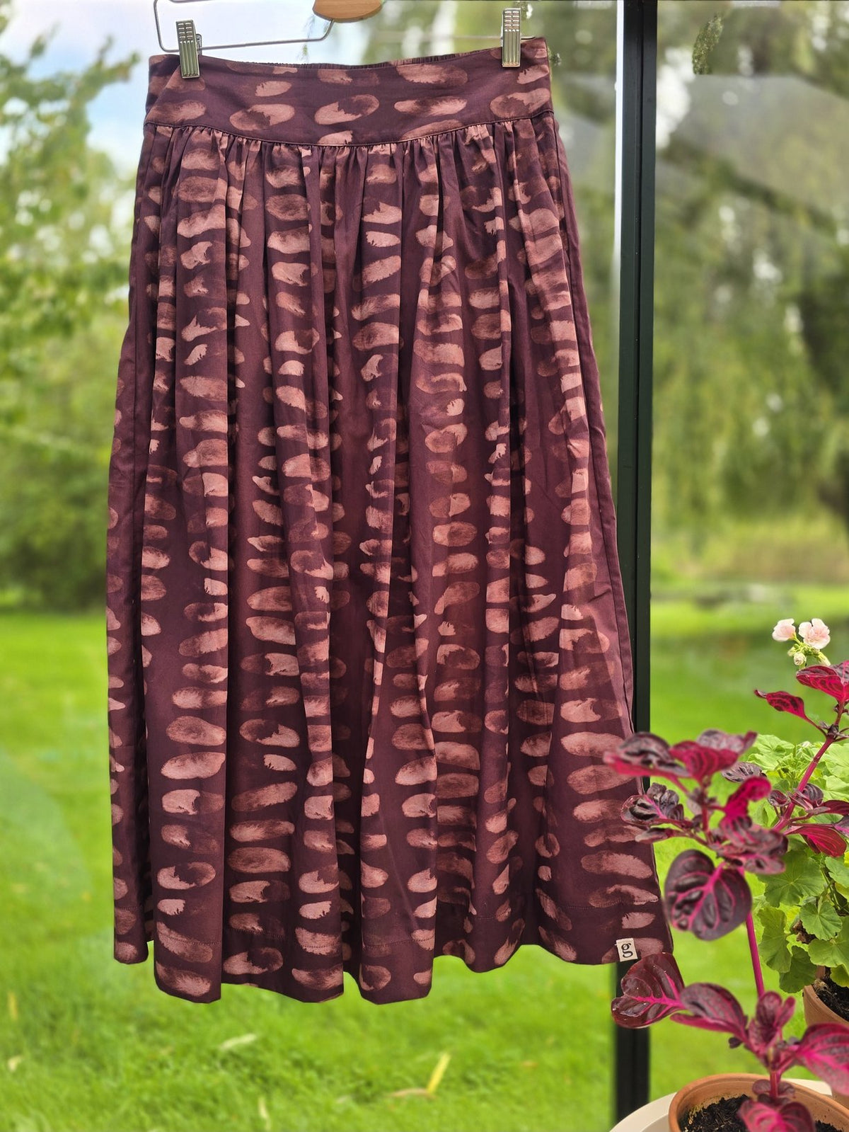 Lang nederdel med blommefarvet print, model "Mette"
