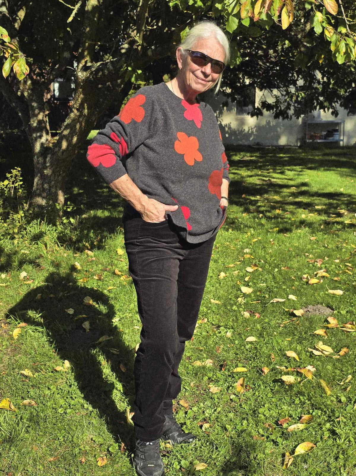 Model "Kelly" i sort babyfløjl