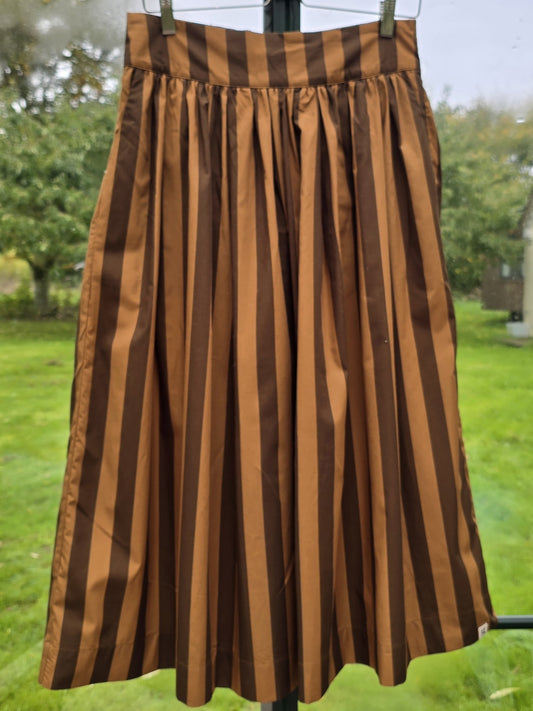 Lang nederdel med brun/gyldne striber. Model "Mette"