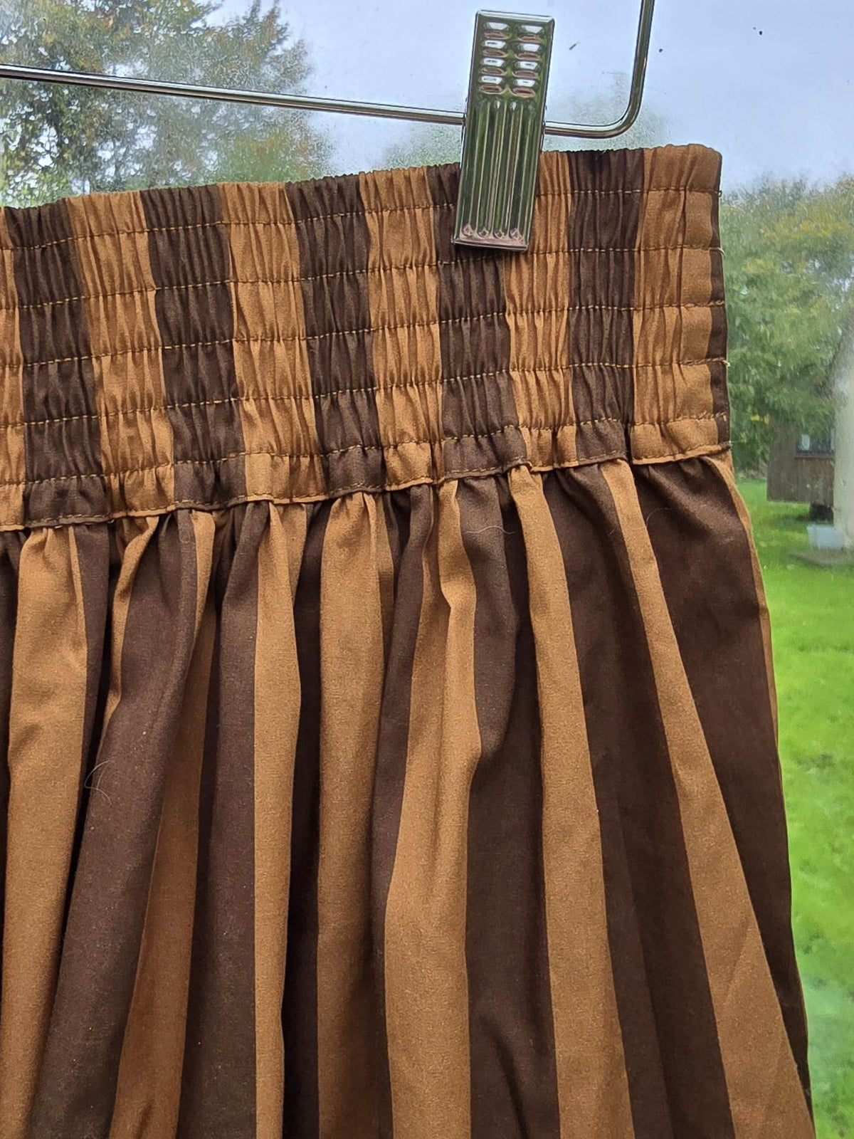 Lang nederdel med brun/gyldne striber. Model "Mette"