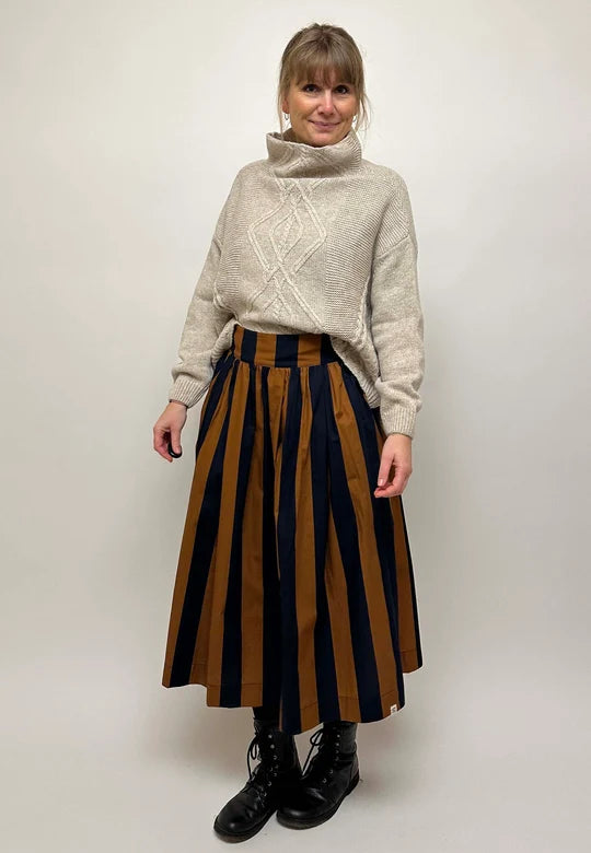 Lang nederdel med brun/gyldne striber. Model "Mette"