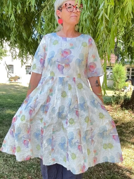 Skøn, blomstret kjole med flot vidde i nederdelen