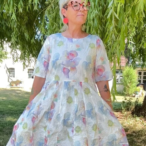 Skøn, blomstret kjole med flot vidde i nederdelen