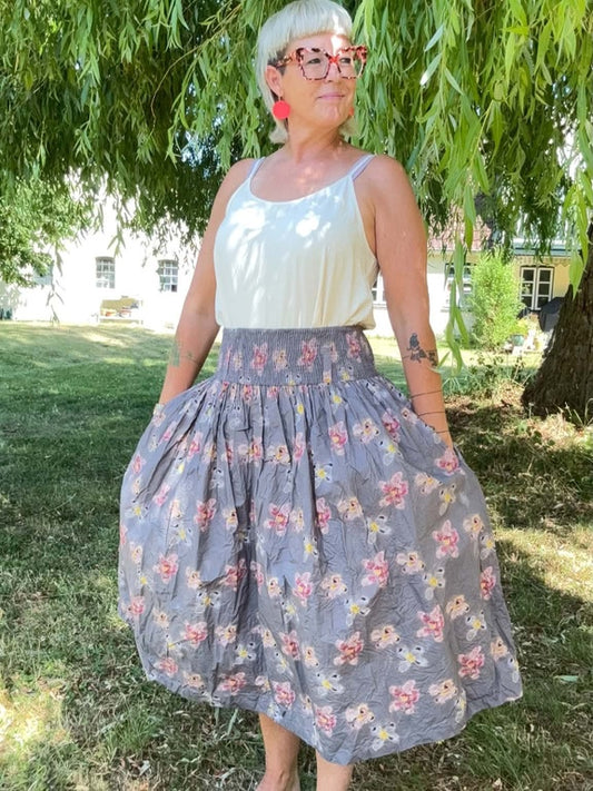 Blomstret nederdel der knitrer