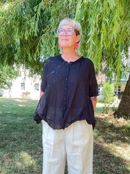 Sort bluse med luftigt udtryk
