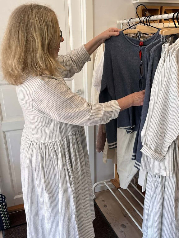 Kjole med smalle, blå striber "Helen"