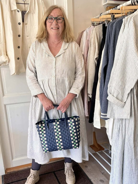 Kjole med smalle, blå striber "Helen"