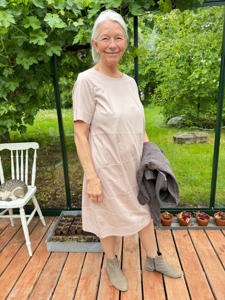 Let kjole med overskæringer i bleg rosa, model 13000
