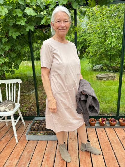 Let kjole med overskæringer i bleg rosa, model 13000