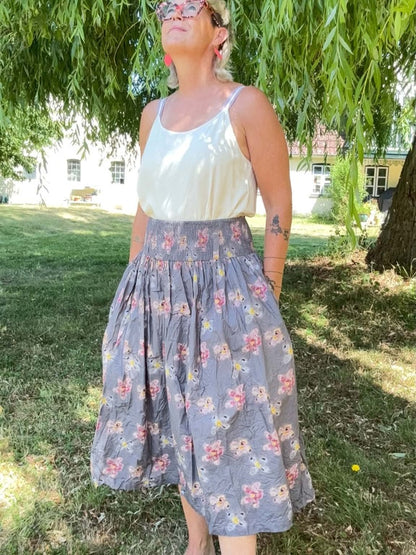Blomstret nederdel der knitrer