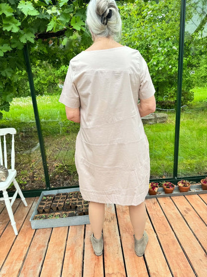 Let kjole med overskæringer i bleg rosa, model 13000