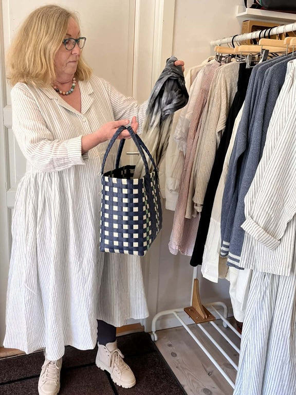 Kjole med smalle, blå striber "Helen"