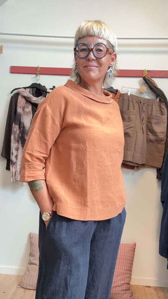 Tidløs bluse med retro bådhals