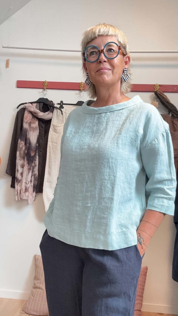 Tidløs bluse med retro bådhals