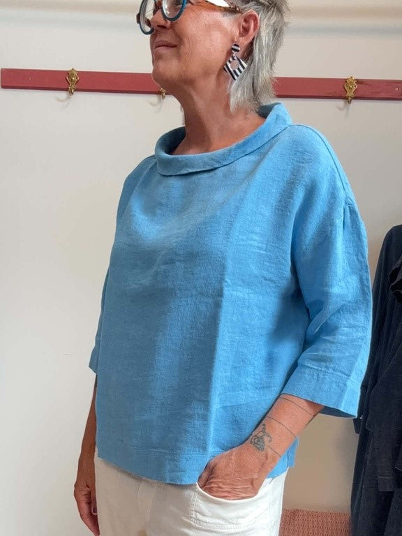 Tidløs bluse med retro bådhals