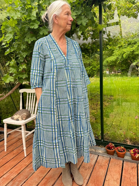 Ternet sommerkjole med 3/4 ærmer