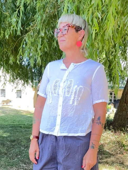 Skjortebluse "Gun" i hvid eller blå