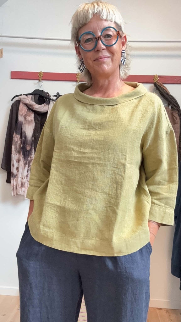 Tidløs bluse med retro bådhals